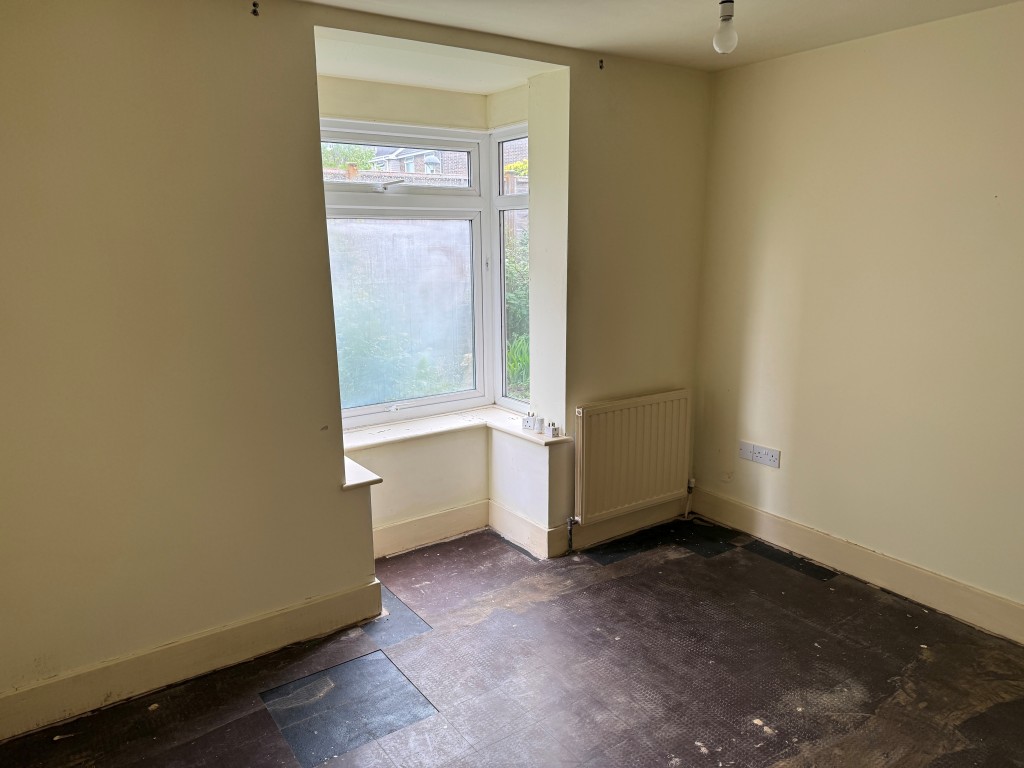 Lot: 88 - GROUND FLOOR FLAT WITH GARAGE IN NEED OF UPDATING - Main rear bedroom with window